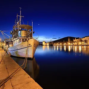 https://blue-view-apartments.hotels-in-trogir.com